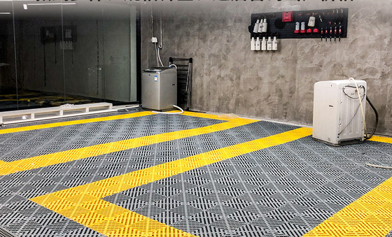 Piastrelle per pavimenti in plastica per garage versatili e facili da installare per i negozi di lavaggio auto