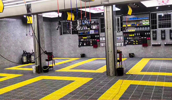 La griglia del pavimento a griglia in PP è la scelta perfetta per le piastrelle di pavimento in plastica per garage per auto ad alto rendimento