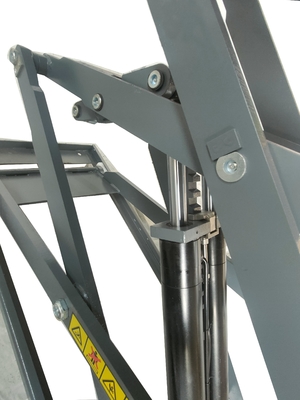 Richiesta del cliente Elevatore elettrico per auto Elevatore a forbice con alimentazione 110/220/230/380/400V