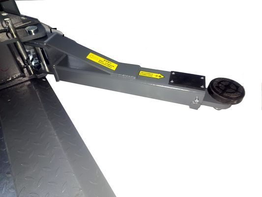 Capacità di sollevamento di 4000 kg con sollevamento idraulico a doppio cilindro e progettazione a due pali