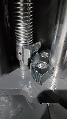 Capacità di sollevamento di 4000 kg con sollevamento idraulico a doppio cilindro e progettazione a due pali