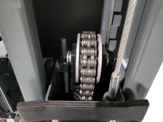 Capacità di sollevamento di 4000 kg con sollevamento idraulico a doppio cilindro e progettazione a due pali